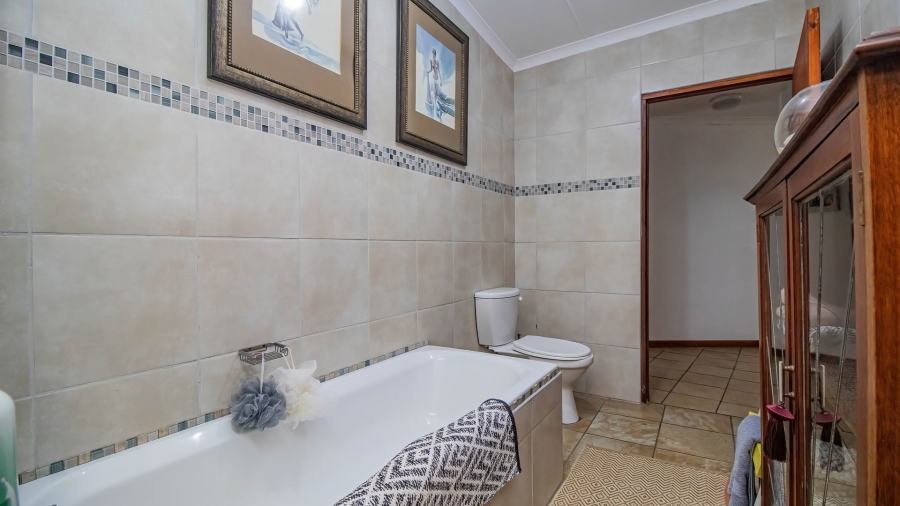 5 Bedroom Property for Sale in Fraaiuitsig Western Cape